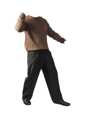 Erkek kazağı, siyah pantolon ve siyah deri ayakkabılar. Beyaz arka planda izole edilmiş. Günlük kıyafetler.