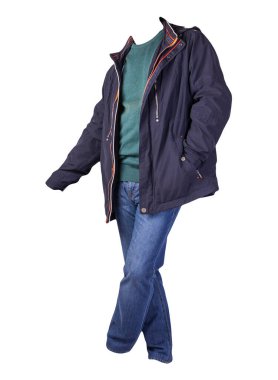 Fermuarlı koyu mavi ceket, turkuaz süveter ve beyaz arka planda izole edilmiş mavi kot pantolon. Sıradan moda kıyafetleri.