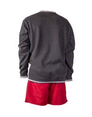 Beyaz arka planda gri eşofman ve kırmızı spor şortlar var. Günlük spor kıyafetleri.