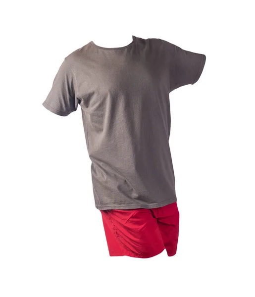 男性用赤いスポーツパンツとグレーのTシャツは白い背景に隔離されています スポーツのための快適な服 — ストック写真