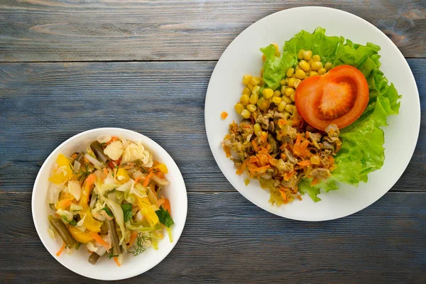 Ensalada Con Estómagos Pollo Con Zanahorias Maíz Ensalada Plato Blanco —  Fotos de Stock