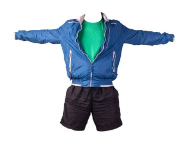 Beyaz erkek rüzgarlığı ceketi, retro Heather yeşil tişörtü ve beyaz arka planda izole edilmiş siyah spor şortu. modaya uygun günlük kıyafetler.