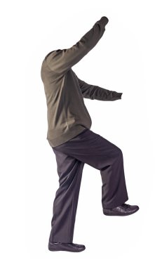 Koyu yeşil bombacı ceketi, siyah pantolon ve beyaz arka planda izole edilmiş siyah deri ayakkabılar. Erkek sonbahar kıyafetleri.