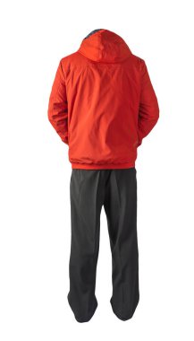 Kapüşonlu kırmızı erkek ceketi, siyah pantolon ve beyaz arka planda izole edilmiş siyah deri ayakkabılar. Erkek sonbahar kıyafetleri.