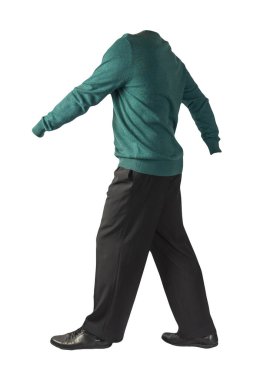 Erkekler için yeşil kazak, siyah pantolon ve siyah deri ayakkabılar. Beyaz arka planda izole edilmiş. Günlük kıyafetler.