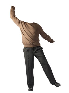 Erkek kazağı, siyah pantolon ve siyah deri ayakkabılar. Beyaz arka planda izole edilmiş. Günlük kıyafetler.