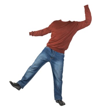 Koyu mavi kot, siyah deri ayakkabılar, beyaz arka planda koyu kırmızı kazak. Sıradan stil