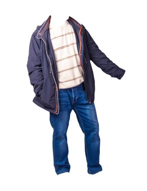 Fermuarlı koyu mavi ceket, bej kahverengi çizgili kazak ve beyaz arka planda izole edilmiş mavi kot pantolon. Sıradan moda kıyafetleri.