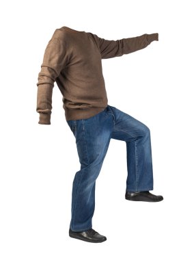 Koyu mavi kot, siyah deri ayakkabılar, beyaz arka planda kahverengi kazak. Sıradan stil