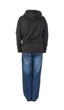 Mavi kot, kapüşonlu siyah sweatshirt ve beyaz arka planda izole edilmiş siyah deri ayakkabılar.