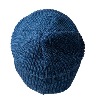 Örgü mavi şapka, beyaz bir arka planda izole edilmiş. Sıradan bir tarz için moda şapka aksesuarı.