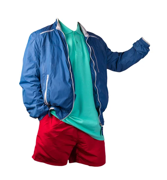 男性用ブルーホワイトのジャケットウインドブレーカー ブルーのシャツ レッドのスポーツショートパンツがホワイトを基調としています ファッショナブルなカジュアルウェア — ストック写真
