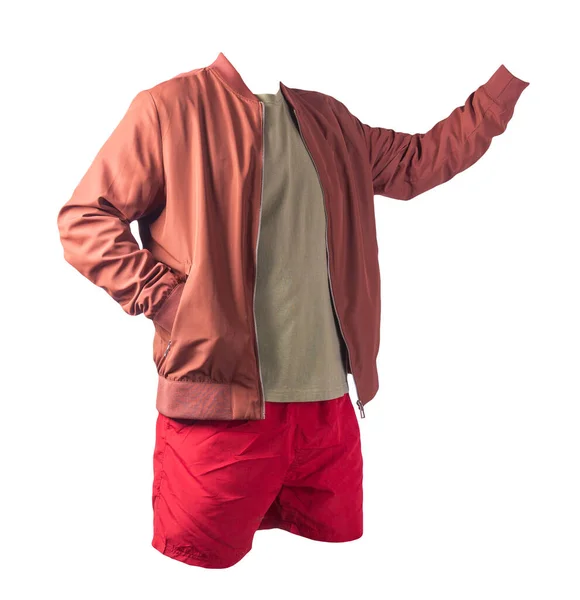メンズレッドの爆撃機ジャケット オリーブのTシャツ 白い背景に隔離されたレッドのスポーツショートパンツ ファッショナブルなカジュアルウェア — ストック写真
