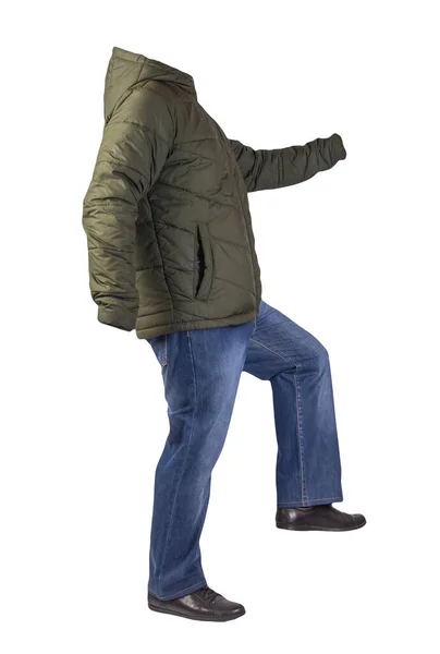 ダークブルーのジーンズ ブラックのレザーシューズ フードがホワイトを基調としたダークグリーンのジャケット カジュアルスタイル — ストック写真