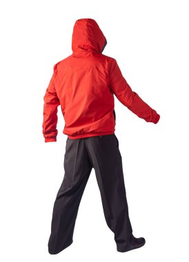 Kapüşonlu kırmızı erkek ceketi, siyah pantolon ve beyaz arka planda izole edilmiş siyah deri ayakkabılar. Erkek sonbahar kıyafetleri.