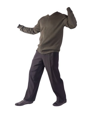 Koyu yeşil örgü bombacı ceketi, siyah pantolon ve beyaz arka planda izole siyah deri ayakkabılar. Erkek sonbahar kıyafetleri.