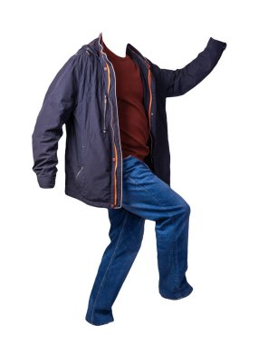 Fermuarlı mavi ceket, kırmızı kazak ve beyaz arka planda izole edilmiş mavi kot pantolon. Sıradan moda kıyafetleri.