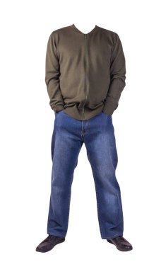 Koyu mavi kot, siyah deri ayakkabılar, koyu yeşil örgü bombacı ceketi, beyaz arka planda izole edilmiş. Sıradan stil