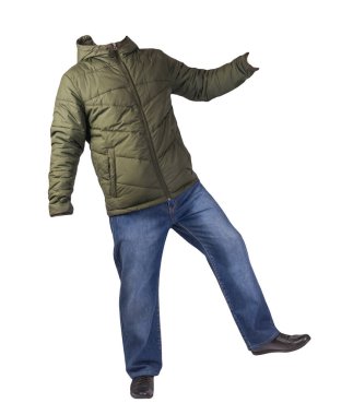 Koyu mavi kot, siyah deri ayakkabılar, beyaz arka planda koyu yeşil kapüşonlu bir ceket. Sıradan stil