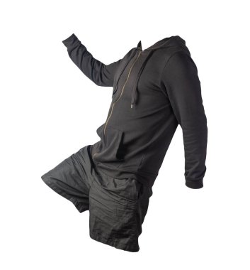 Kapüşonlu demir fermuarlı siyah kazak ve beyaz arka planda siyah spor şortlu. Günlük spor kıyafetleri.