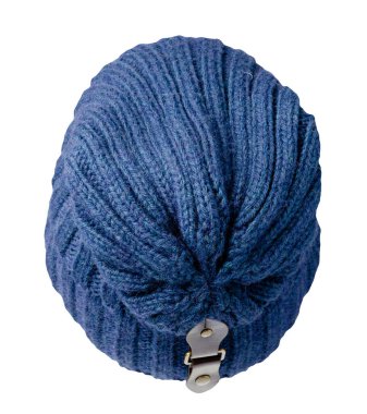 Örgü mavi şapka, beyaz bir arka planda izole edilmiş. Sıradan bir tarz için moda şapka aksesuarı.