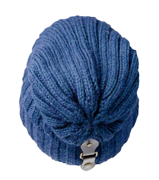 Örgü mavi şapka, beyaz bir arka planda izole edilmiş. Sıradan bir tarz için moda şapka aksesuarı.