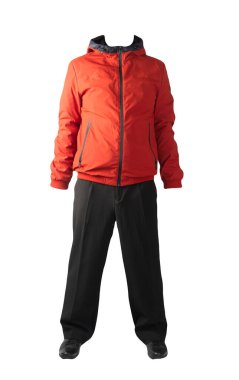 Kapüşonlu kırmızı erkek ceketi, siyah pantolon ve beyaz arka planda izole edilmiş siyah deri ayakkabılar. Erkek sonbahar kıyafetleri.