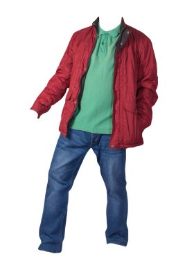 Kırmızı ceket, yeşil gömlek ve beyaz arka planda izole edilmiş kot pantolon. Sıradan moda kıyafetleri.