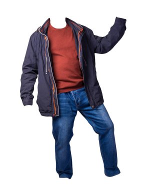 Fermuarlı mavi ceket, kırmızı kazak ve beyaz arka planda izole edilmiş mavi kot pantolon. Sıradan moda kıyafetleri.