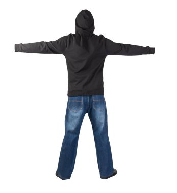 Mavi kot, kapüşonlu siyah sweatshirt ve beyaz arka planda izole edilmiş siyah deri ayakkabılar.