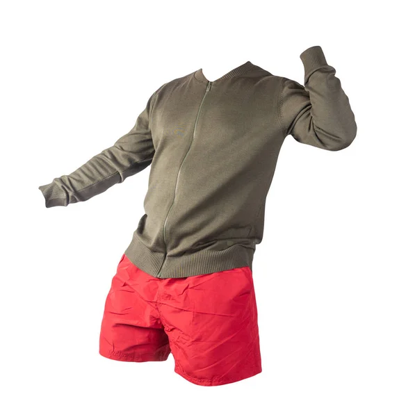 男子Hakki针织炸弹夹克和红色运动短裤隔离在白色背景 时髦休闲装 — 图库照片