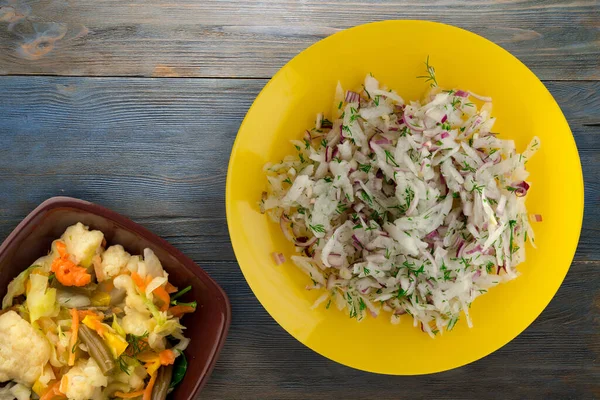 Salada Daikon Cebolas Endro Fundo Madeira Cinza Azul Salada Prato — Fotografia de Stock