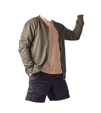 Koyu yeşil örgü bombacı ceketi, bej gömlek ve beyaz arka planda izole siyah spor şortu. modaya uygun günlük kıyafetler.