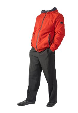 Kapüşonlu kırmızı erkek ceketi, siyah pantolon ve beyaz arka planda izole edilmiş siyah deri ayakkabılar. Erkek sonbahar kıyafetleri.