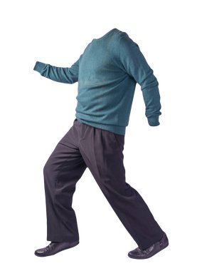 Erkekler turkuaz süveter, siyah pantolon ve siyah deri ayakkabılar beyaz arka planda izole edilmiş. Günlük kıyafetler.