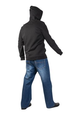 Mavi kot, kapüşonlu siyah sweatshirt ve beyaz arka planda izole edilmiş siyah deri ayakkabılar.