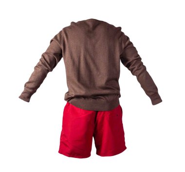 Beyaz arka planda örülmüş kahverengi süveter ve kırmızı şort. Her gün için şık kıyafetler.