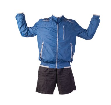 Erkekler mavi beyaz ceket ve siyah spor şortu beyaz arka planda izole edilmiş. modaya uygun günlük kıyafetler.