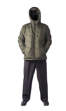 Kapüşonlu erkek hakki ceketi, siyah pantolon ve beyaz arka planda izole edilmiş siyah deri ayakkabılar. Erkek sonbahar kıyafetleri.