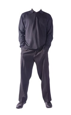 Siyah erkek kazağı, siyah pantolon ve siyah deri ayakkabılar. Beyaz arka planda izole edilmiş. Günlük kıyafetler.