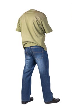 Koyu mavi kot, siyah deri ayakkabılar, beyaz arka planda izole edilmiş zeytin tişörtü. Sıradan stil