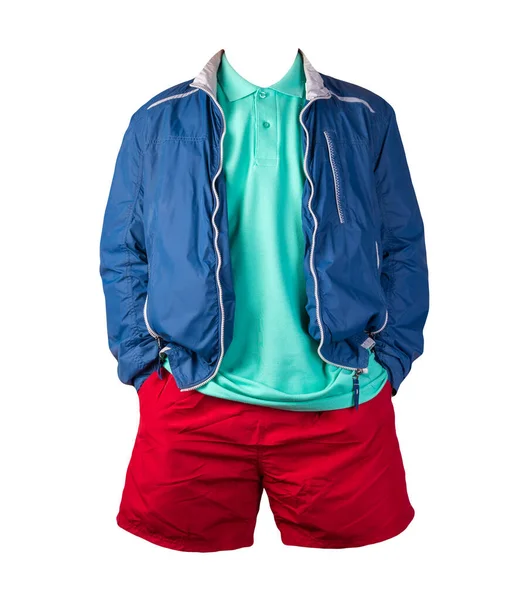 男性用ブルーホワイトのジャケットウインドブレーカー グリーンのシャツ レッドのスポーツパンツはホワイトの背景に隔離されています ファッショナブルなカジュアルウェア — ストック写真
