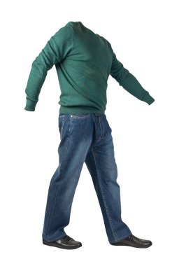 Koyu mavi kot, siyah deri ayakkabılar, beyaz arka planda izole edilmiş yeşil kazak. Sıradan stil