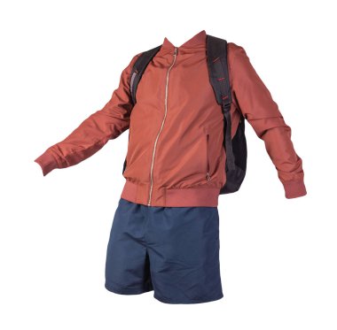 Siyah sırt çantası, koyu mavi şort, koyu kırmızı yaz bombacısı ceketi beyaz arka planda izole edilmiş. gündelik kıyafet