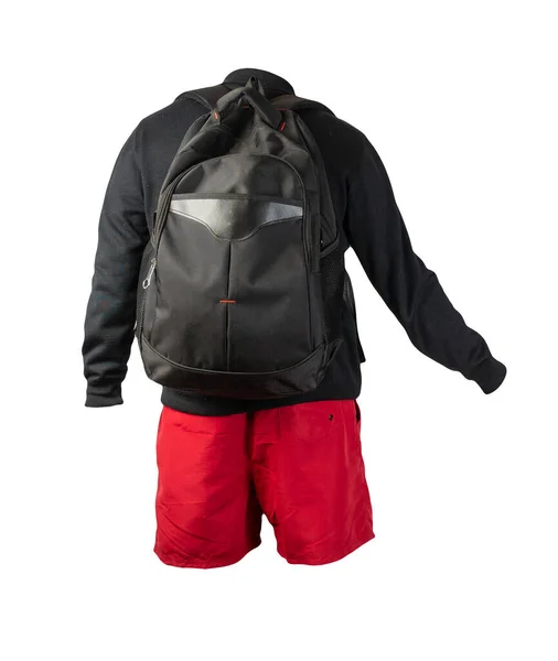 Schwarzer Rucksack Rote Shorts Schwarzer Pullover Auf Weißem Hintergrund Freizeitkleidung — Stockfoto