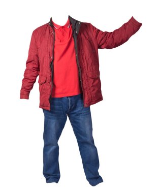 Kırmızı ceket, turuncu gömlek ve beyaz arka planda izole edilmiş kot pantolon. Sıradan moda kıyafetleri.