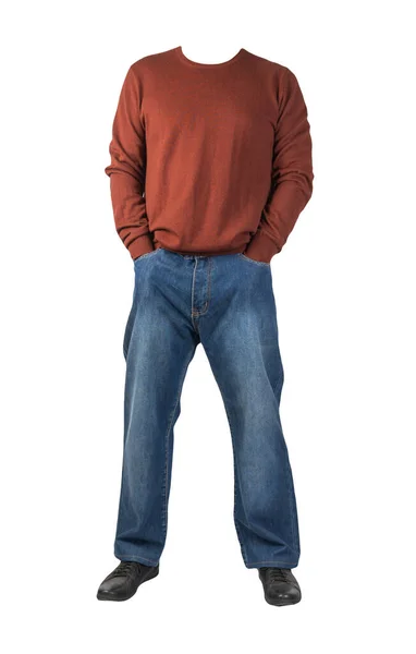 濃い青のジーンズ黒い革の靴白い背景に隔離された濃い赤のセーター カジュアルスタイル — ストック写真
