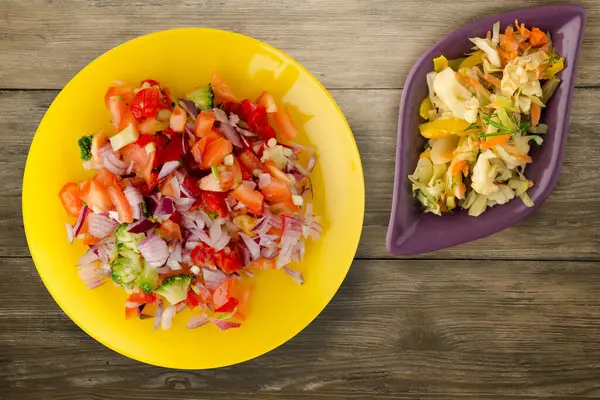 Comida Vegan Salada Legumes Pimenta Tomate Cebolas Brócolis Placa Amarela — Fotografia de Stock