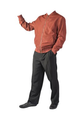 Kırmızı erkek ceketi, siyah pantolon ve beyaz arka planda izole edilmiş siyah deri ayakkabılar. Erkek sonbahar kıyafetleri.