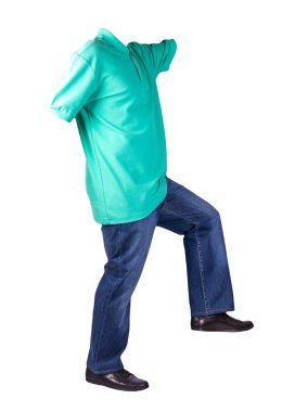 Koyu mavi kot, siyah deri ayakkabılar, beyaz arka planda izole düğmeleri olan yeşil tişört. Sıradan stil